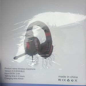 Wireless gaming headphones includes charges and manual